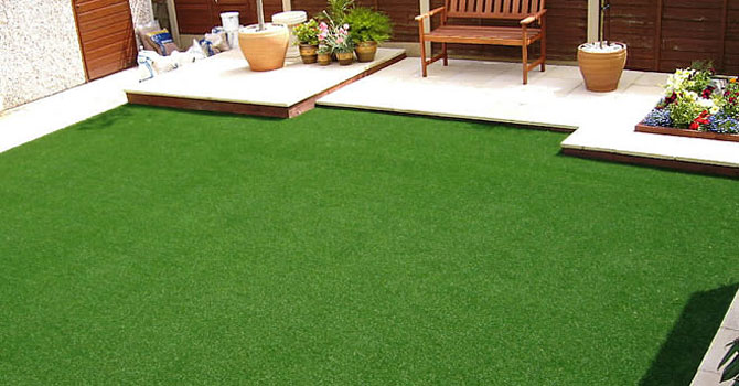 natural-vs-synthetic-lawns-2