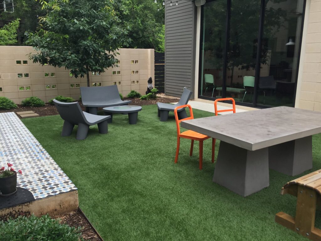 LawnPop-artificial-grass-courtyard