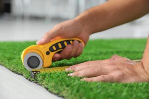cutting-artificial-grass