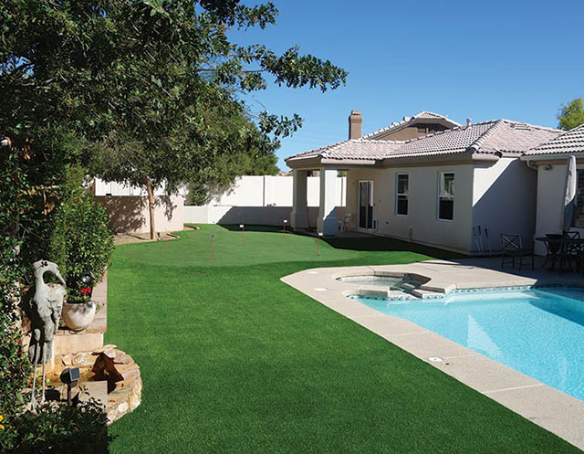 synthetic-grass-and-pool